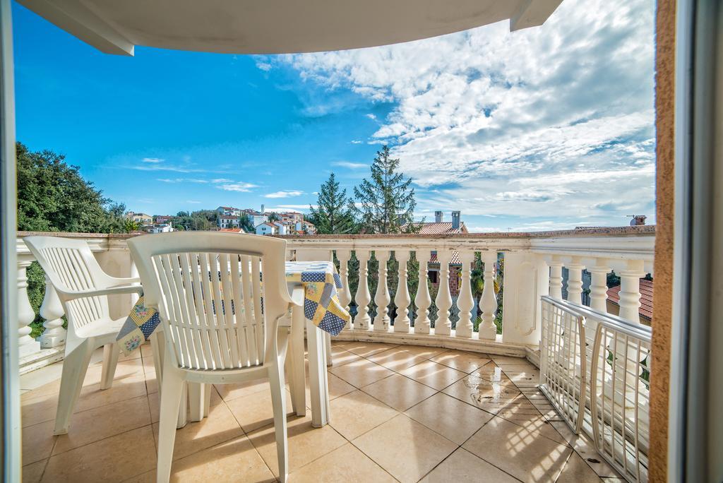 Apartments Canaria Pula Bagian luar foto