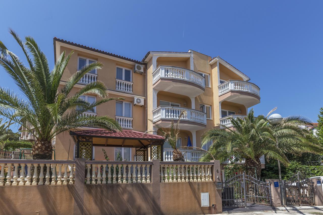 Apartments Canaria Pula Bagian luar foto