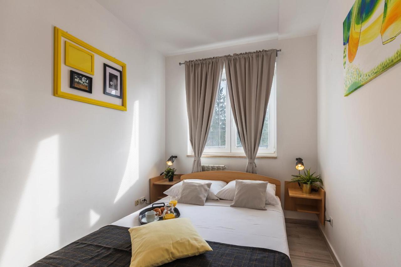 Apartments Canaria Pula Bagian luar foto